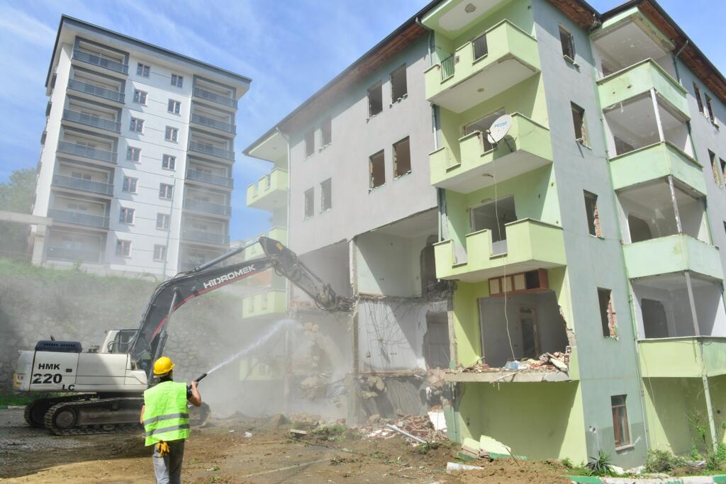 GÜVENLİ DÖNÜŞÜM İÇİN YIKIM BAŞLADI