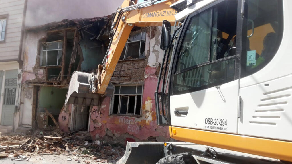 METRUK BİNALAR KONTROLLÜ ŞEKİLDE YIKILIYOR