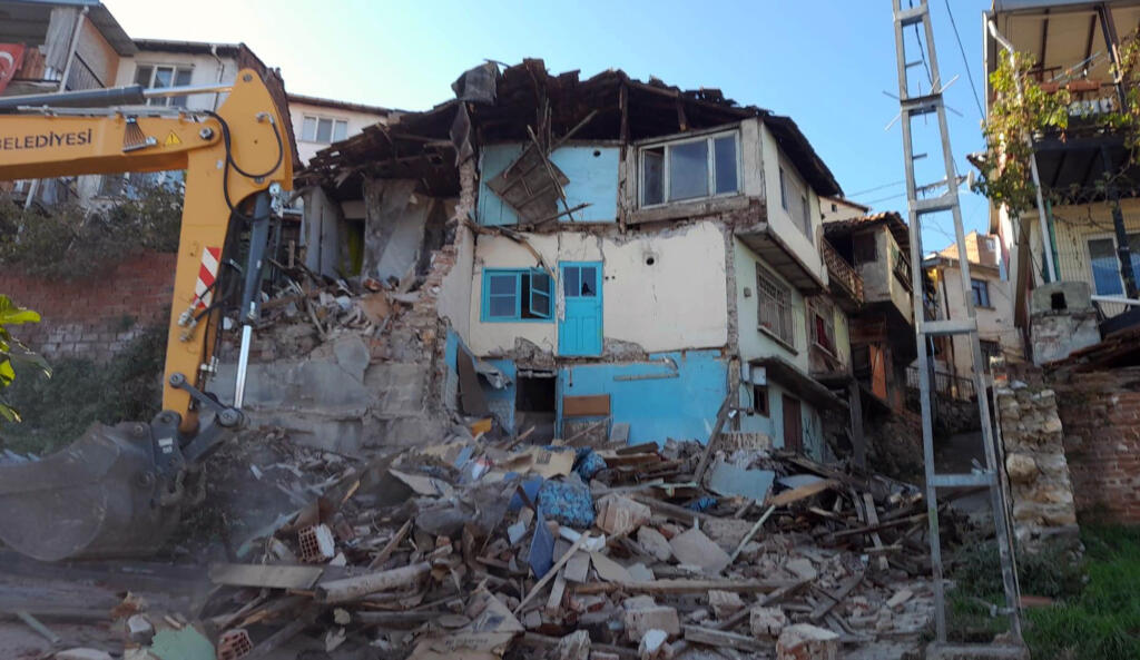 OSMANGAZİ’DE METRUK BİNA TEMİZLİĞİ