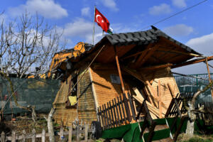 ‘Hobi bahçesi’ adı altındaki kaçak yapılar yıkıldı