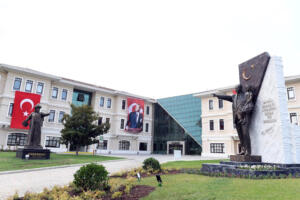 Osmangazi Belediyesi girişine Atatürk Anıtı